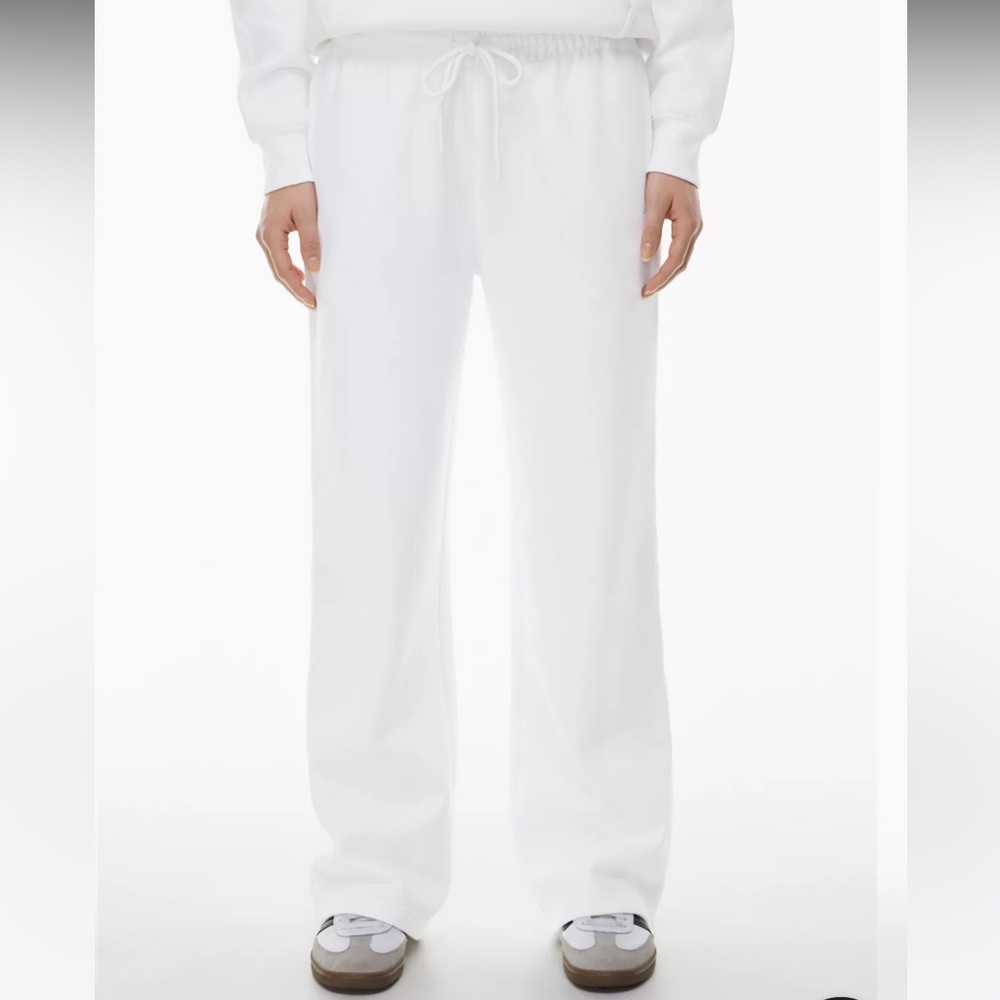 Aritzia - TNA Cozy Fleece Boyfriend Basic Wide Sweatpant (short)